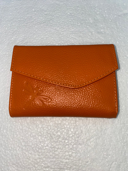 W202 - Wallet de cuero para dama con libelular marca Quality Leather