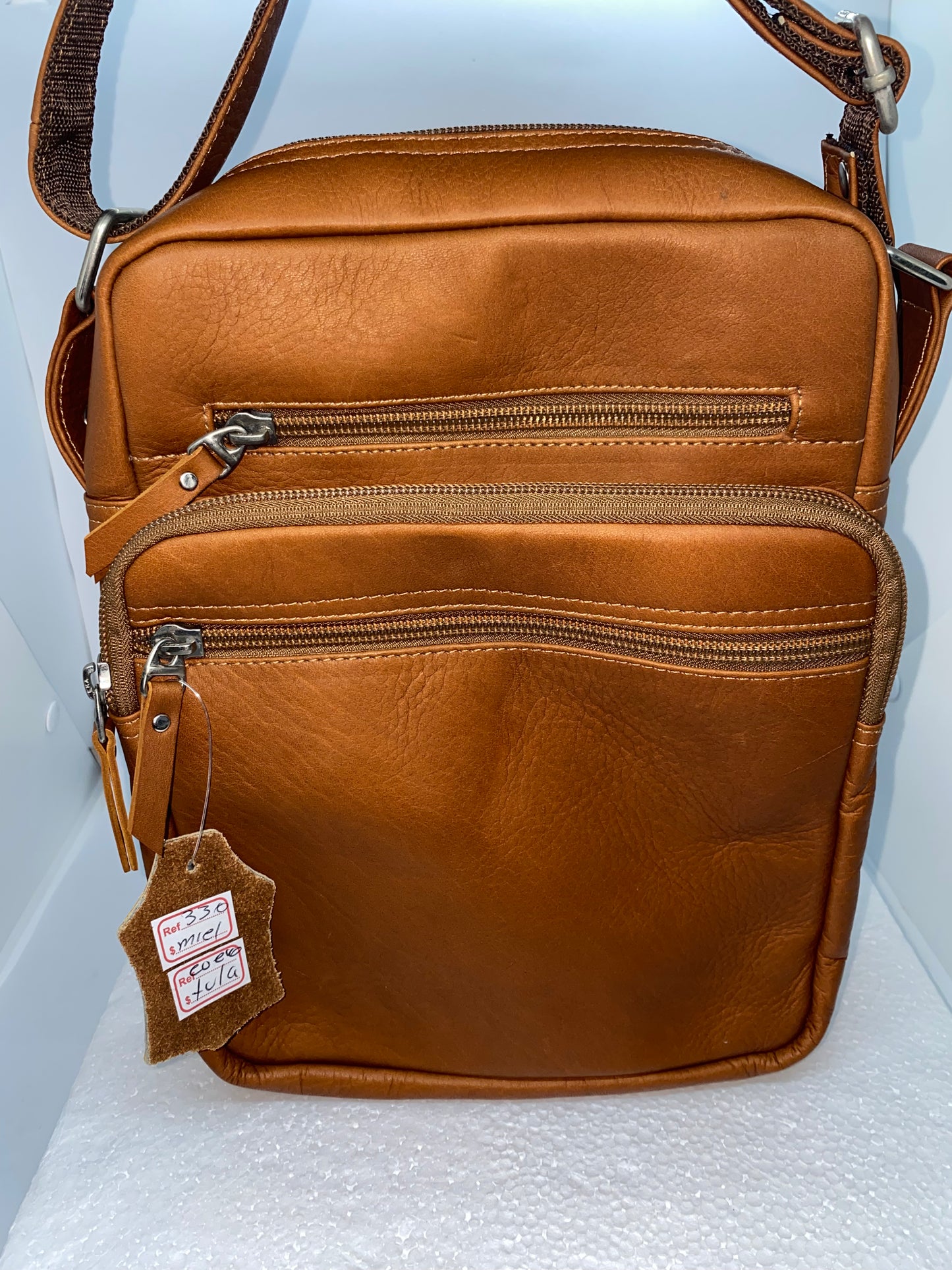 C330 - Carriel de cuero Tula grande marca Quality Leather