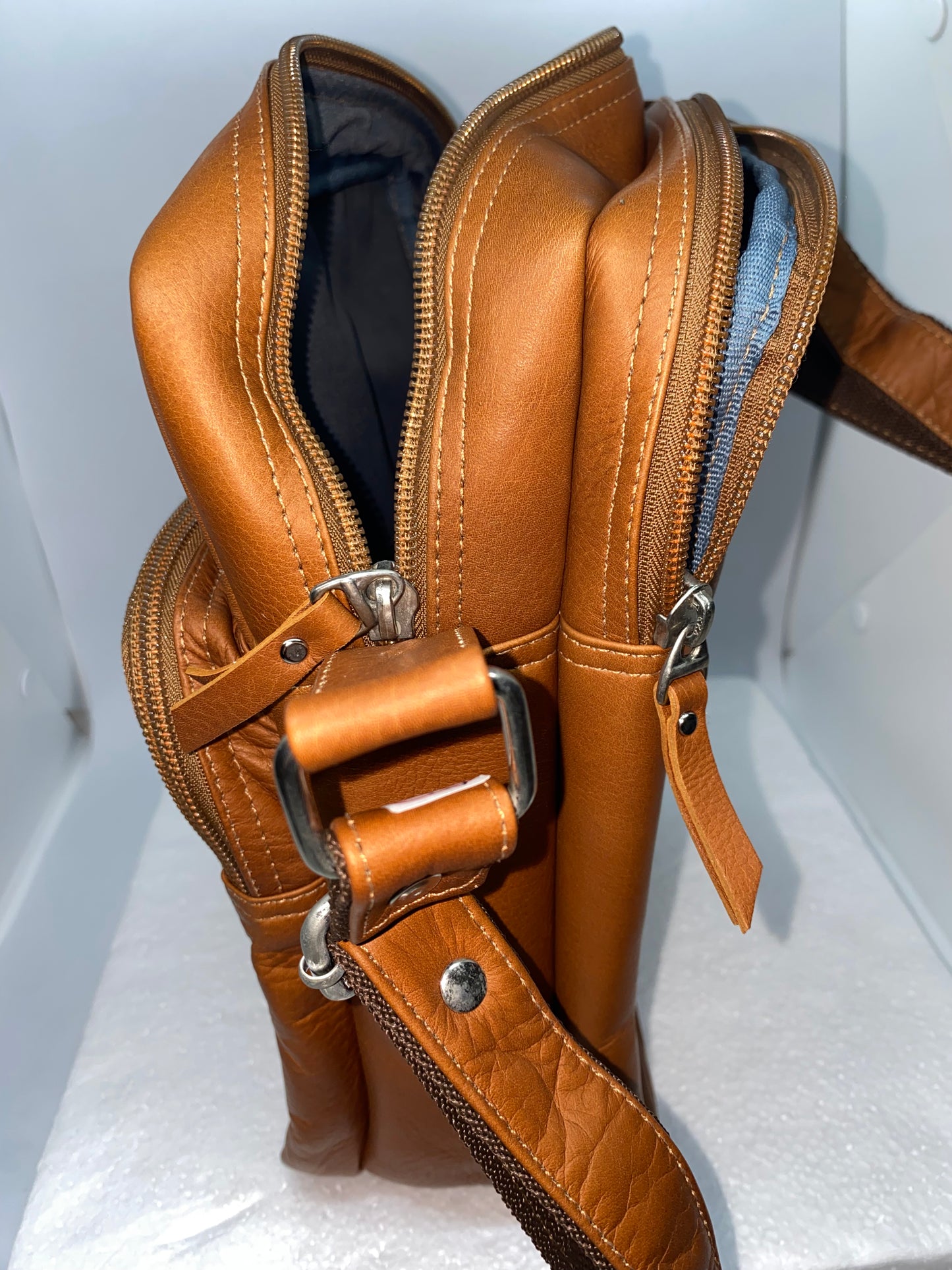 C330 - Carriel de cuero Tula grande marca Quality Leather