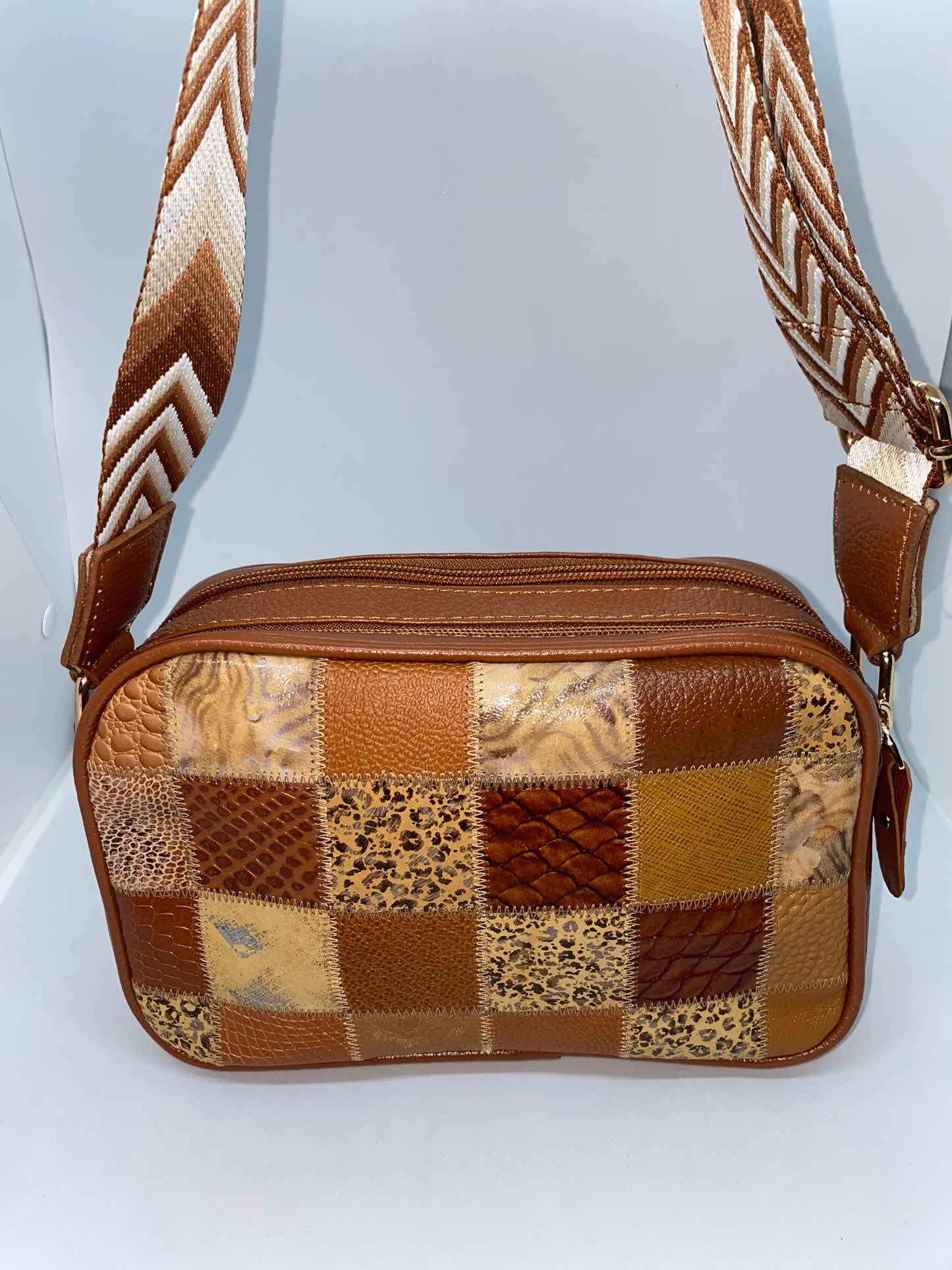 CML45 - Carriel manos libres de cuero para dama tipo Retazos marca Quality Leather